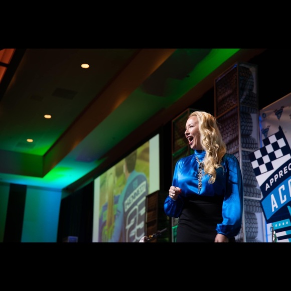 Meet your Posher, Amanda - Picture 3 of 4